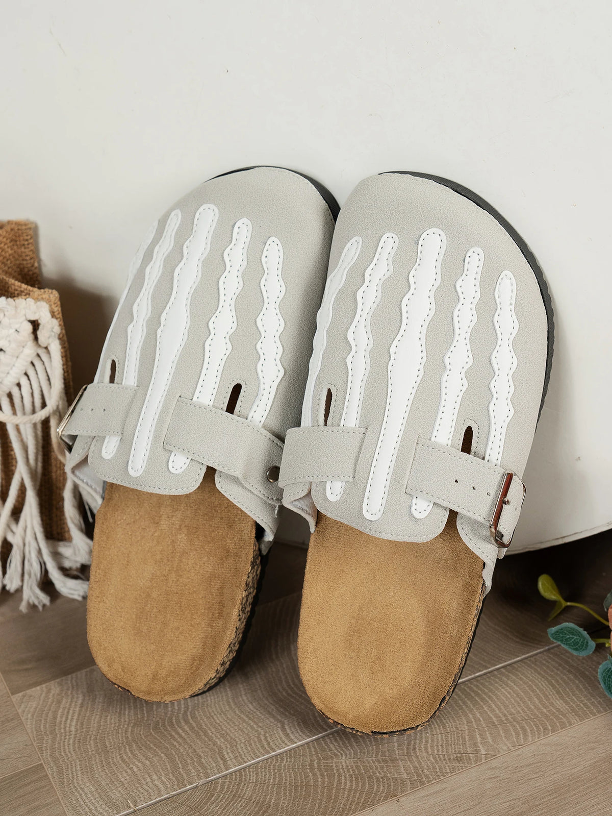 Women's New Half-Slip Halloween Trendy Skeleton Print Slip-On Design Sandals, Closed-Toe Low-Top Buckle Strap Casual Slippers, Suitable for Indoor and Outdoor Wear, Spring, Summer, and Autumn, Unique Street Style Minimalist D